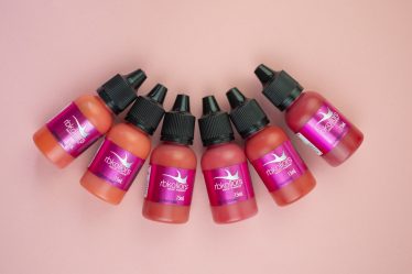 Frascos de pigmentos RBKollors com cores variadas para micropigmentação profissional, alta fixação e qualidade aprovada.